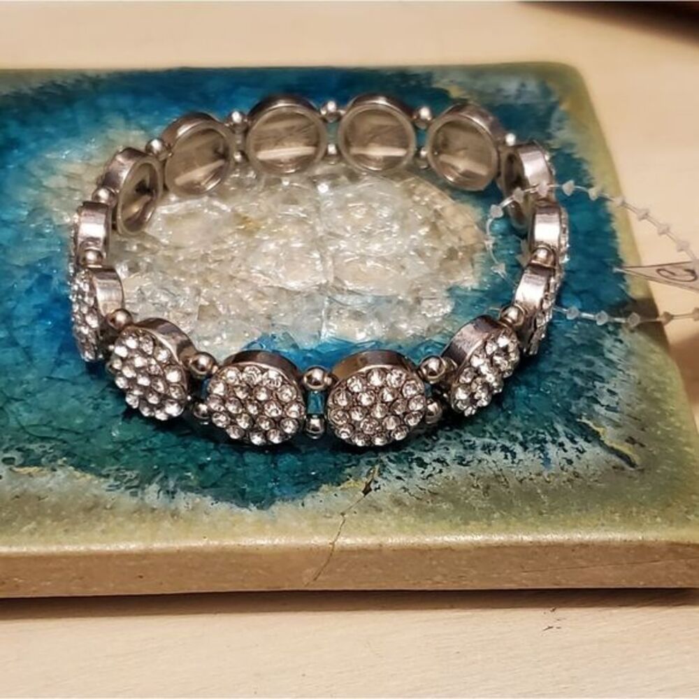 Chico's Swarovski Crystal circle Stretch Pave bracelet New‎